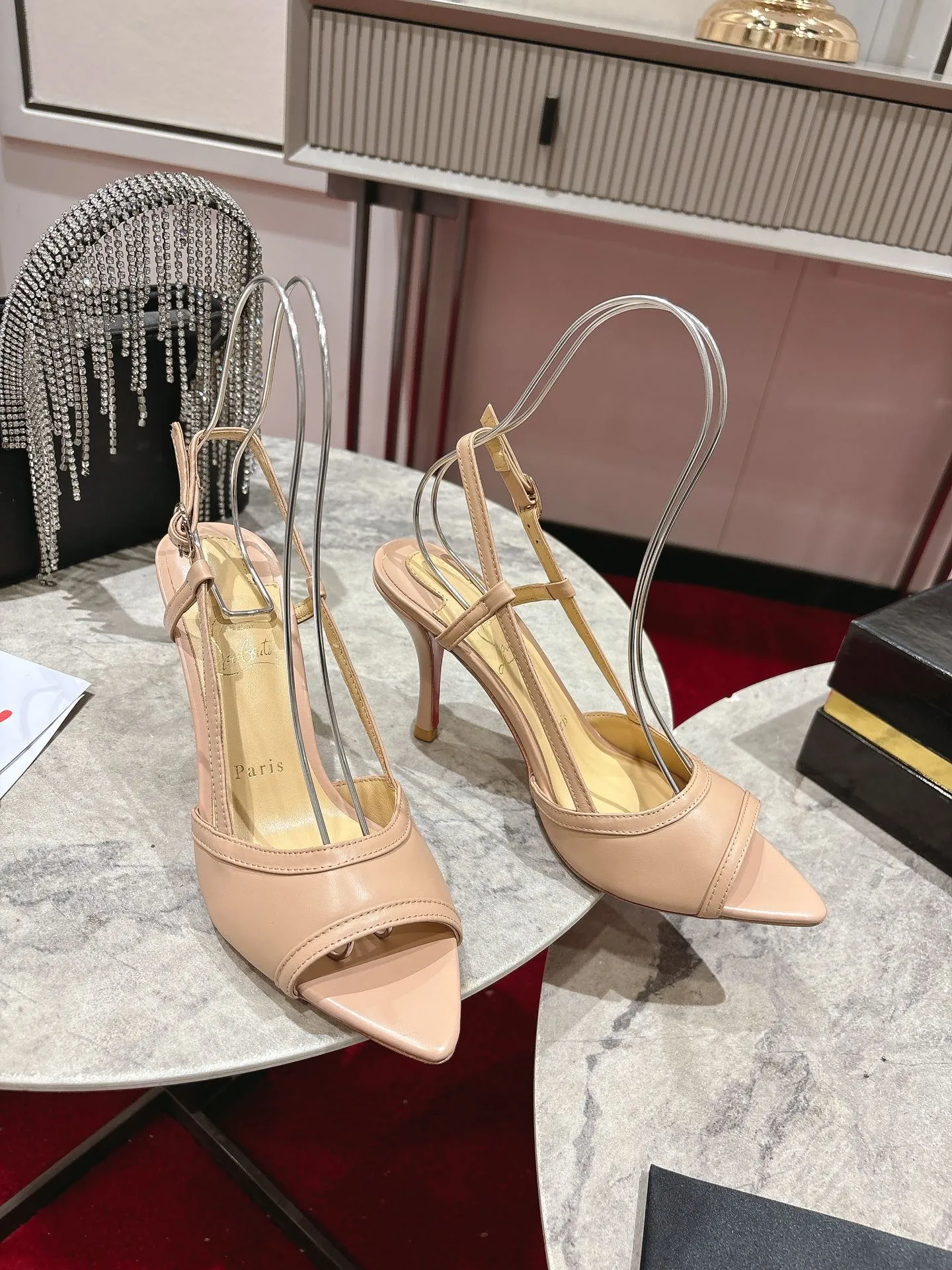 👟👟Ex-factory price 640👟👟 🆑❥∙Back empty sandals🦋✪ꫛꫀw.✔︎ Featuring a slightly pointed toe and slim straps, this model is crafted in white calfskin with an 85mm heel height and added hand-placed crystals on the front. It features our signature Louboutin red sole with Christian Louboutin's signature and heart-shaped stamped logo on the insole. Size: 34 yards-43 yards (34.40.41.42. Customized, non-refundable and non-exchangeable‼️, 43 yards➕20💰) Heel height: 8.5 Color: white black